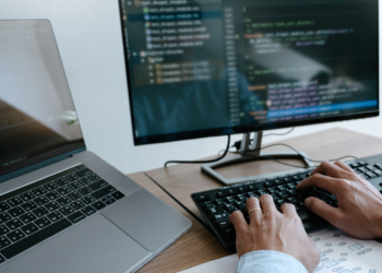 Kakvi su uslovi za programere u Srbiji: Plate, zarade i benefiti